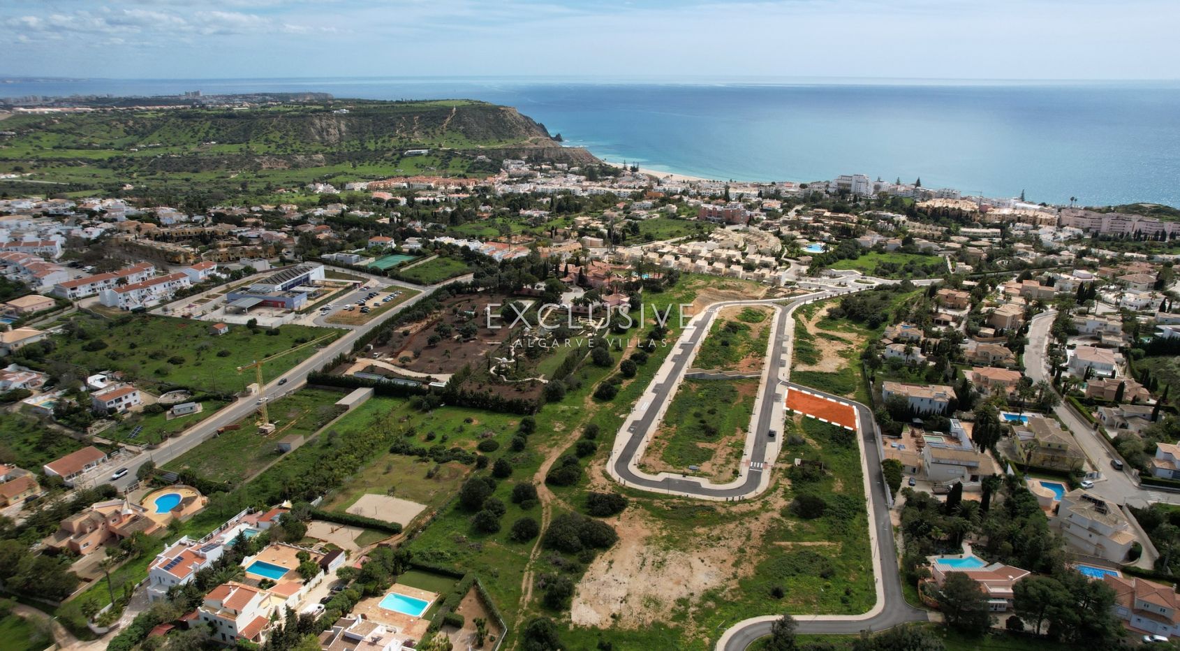 Building plot with approved project by renowned architect close to centre of Luz, Algarve