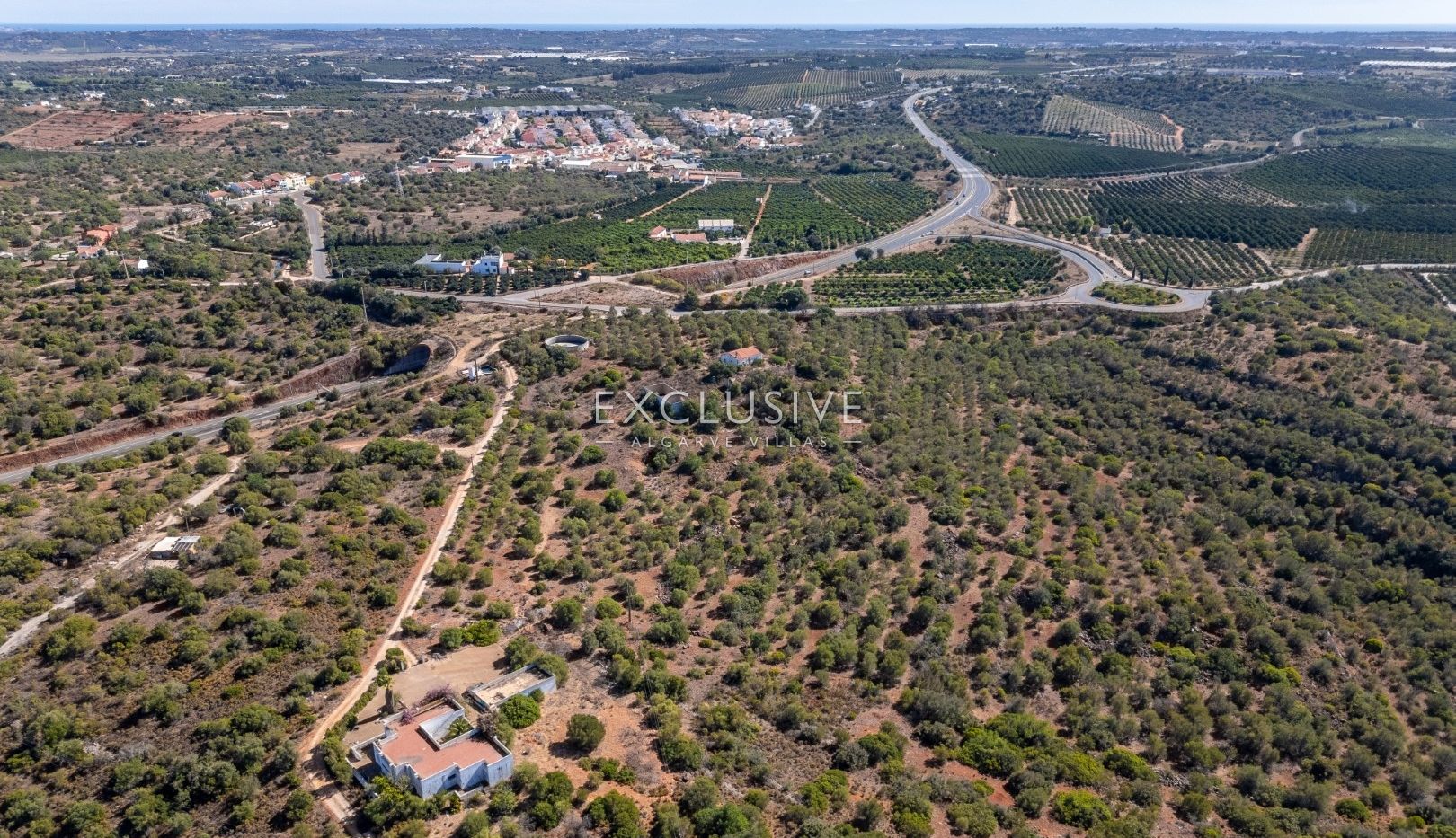 een beleggingspand met een groot stuk land en 2 huizen met panoramisch uitzicht op het kasteel