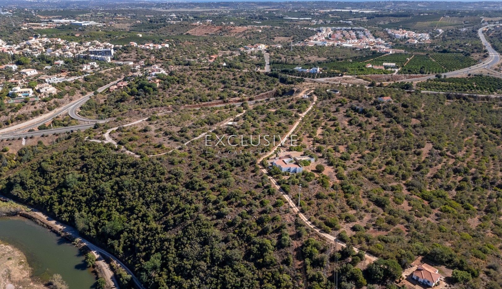 een beleggingspand met een groot stuk land en 2 huizen met panoramisch uitzicht op het kasteel