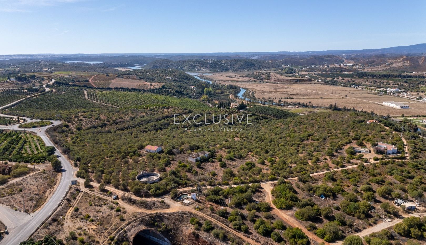 een beleggingspand met een groot stuk land en 2 huizen met panoramisch uitzicht op het kasteel