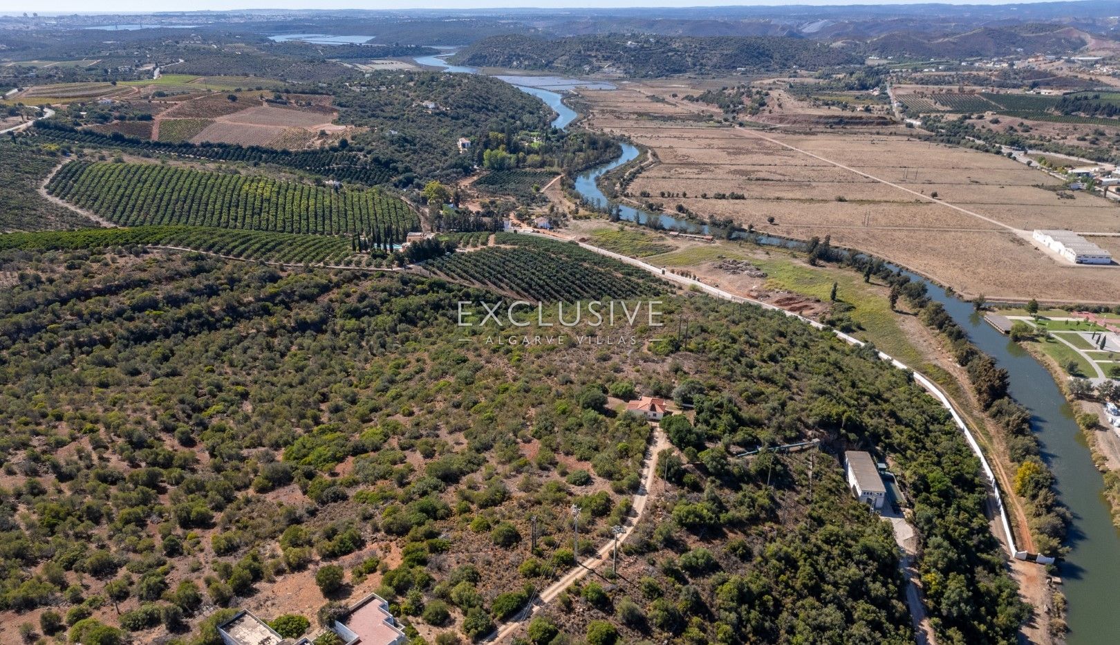 een beleggingspand met een groot stuk land en 2 huizen met panoramisch uitzicht op het kasteel