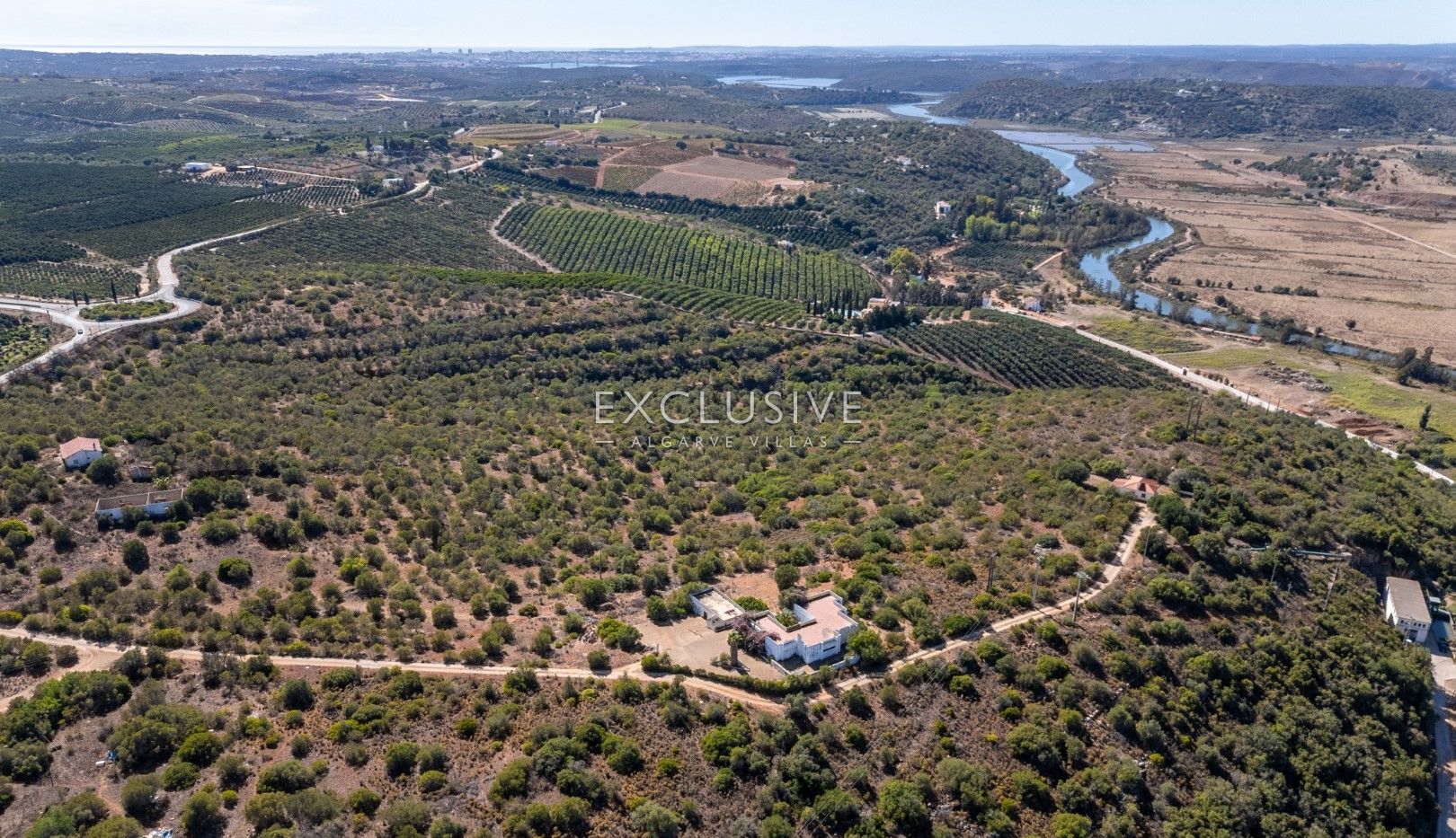 een beleggingspand met een groot stuk land en 2 huizen met panoramisch uitzicht op het kasteel