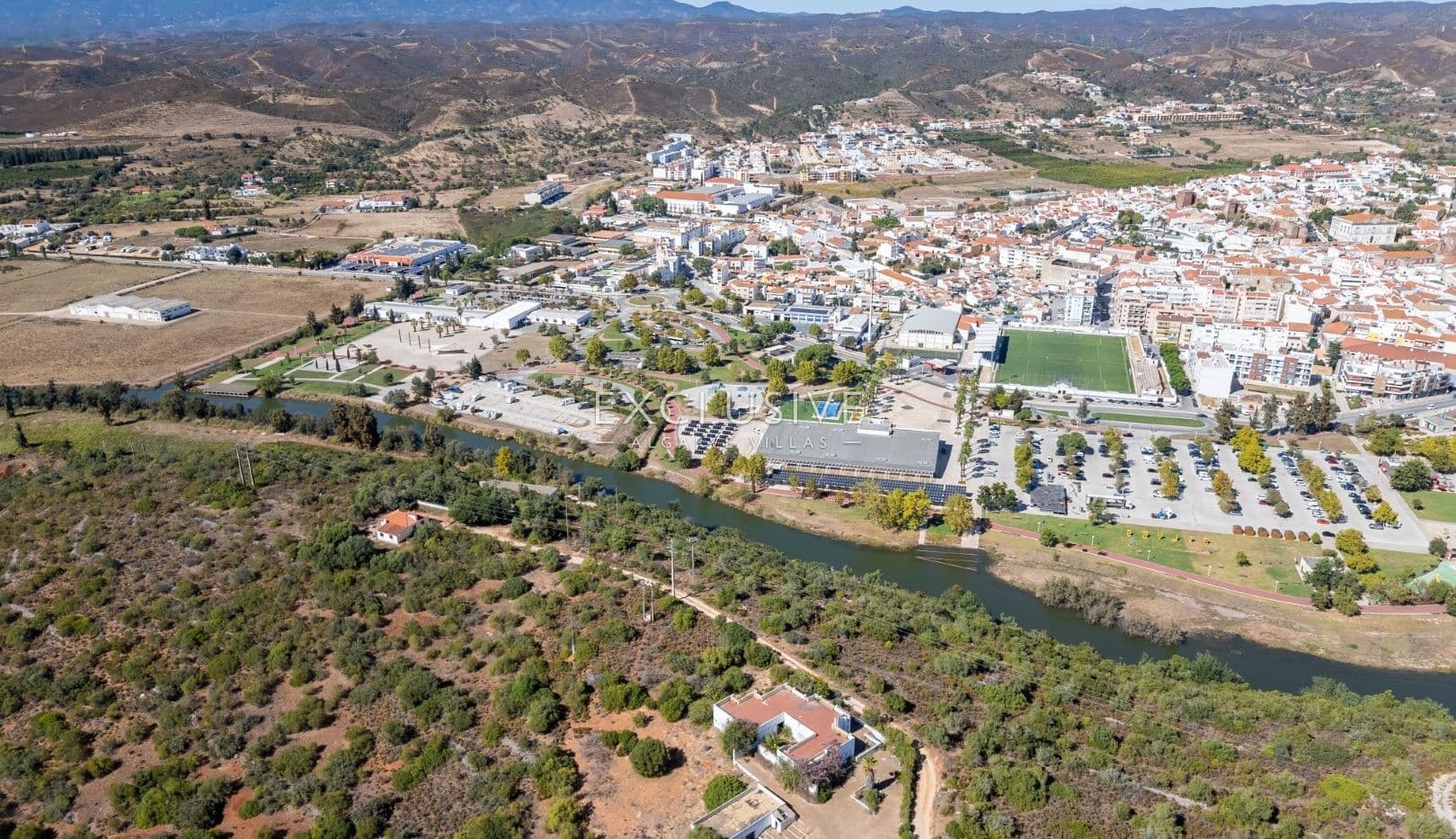 Kauf einer Anlageimmobilie mit großem Grundstück und 2 Häusern mit Panoramablick auf die Burg von Si-2