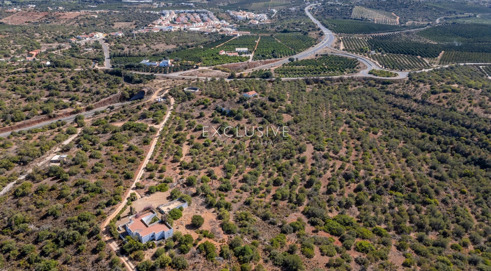 een beleggingspand met een groot stuk land en 2 huizen met panoramisch uitzicht op het kasteel