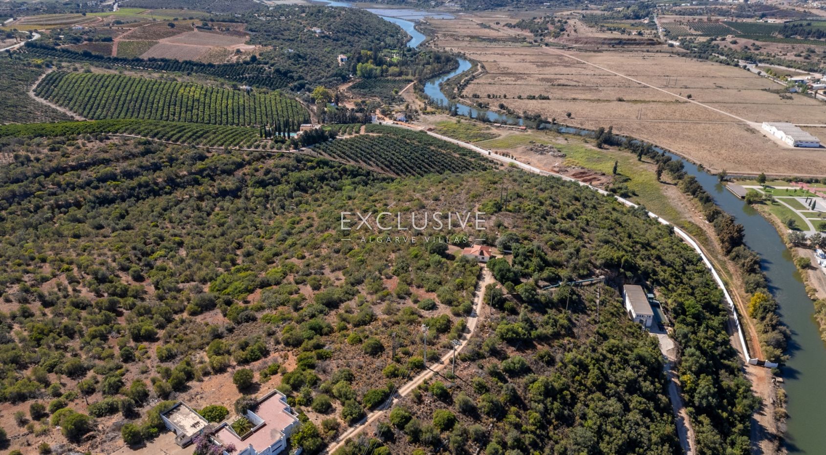 een beleggingspand met een groot stuk land en 2 huizen met panoramisch uitzicht op het kasteel