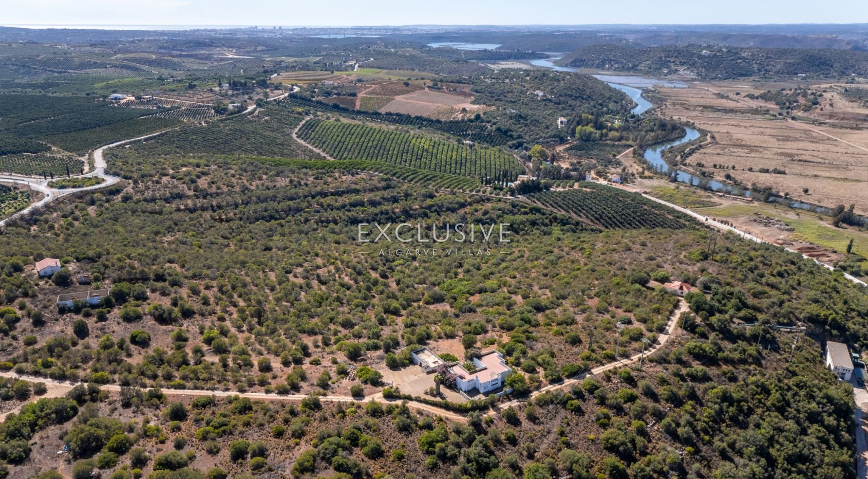 een beleggingspand met een groot stuk land en 2 huizen met panoramisch uitzicht op het kasteel