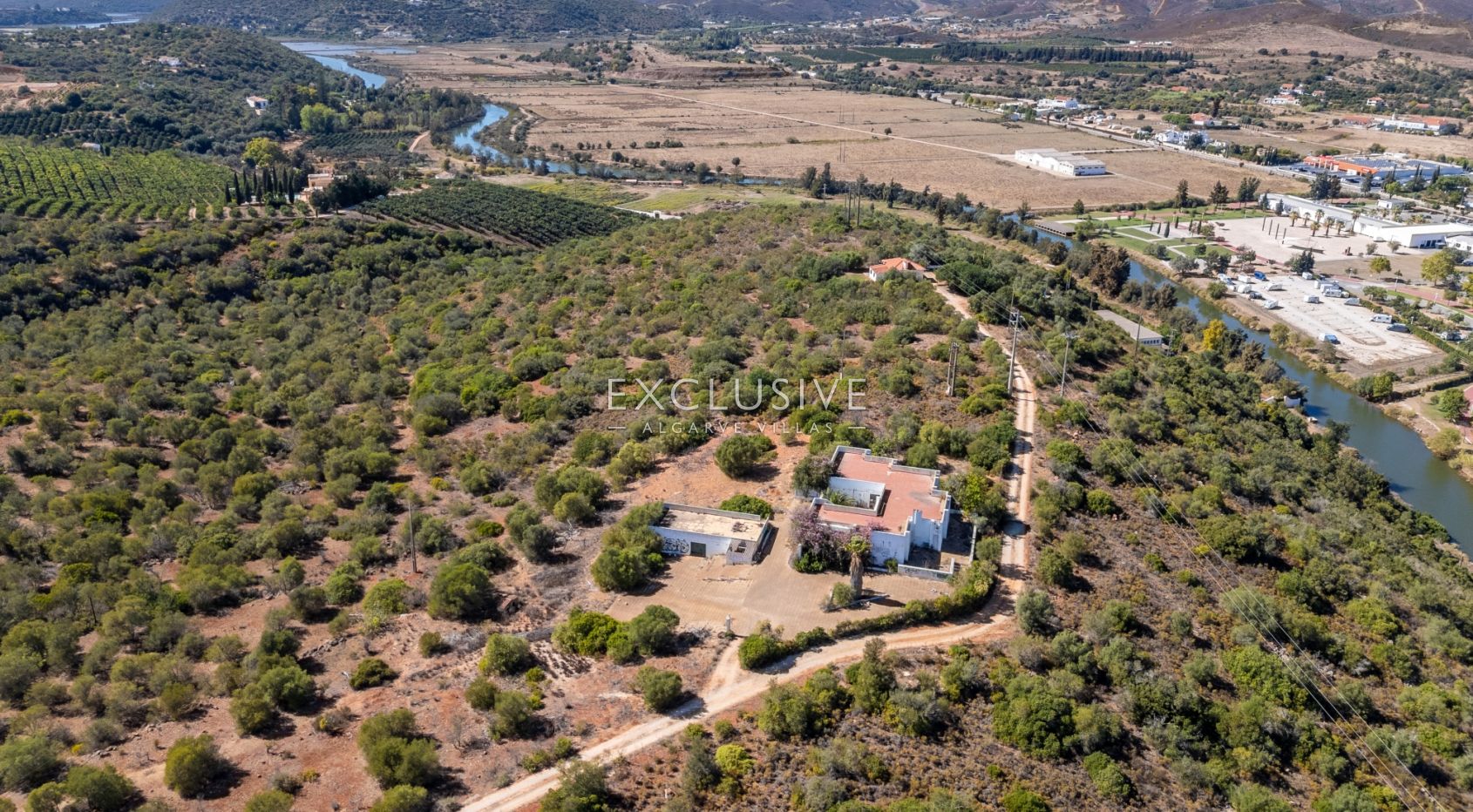 een beleggingspand met een groot stuk land en 2 huizen met panoramisch uitzicht op het kasteel