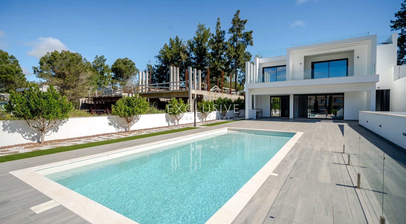 Comprar uma moradia nova 3+1 moderna numa zona muito procurada em Vilamoura
