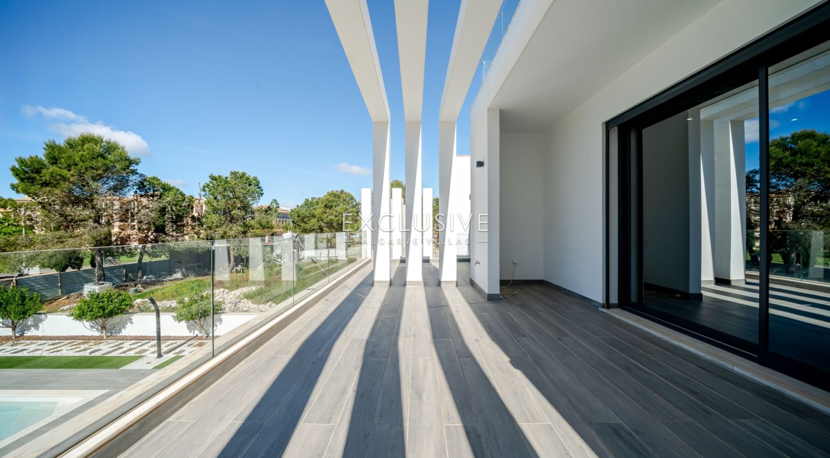 Comprar uma moradia nova 3+1 moderna numa zona muito procurada em Vilamoura