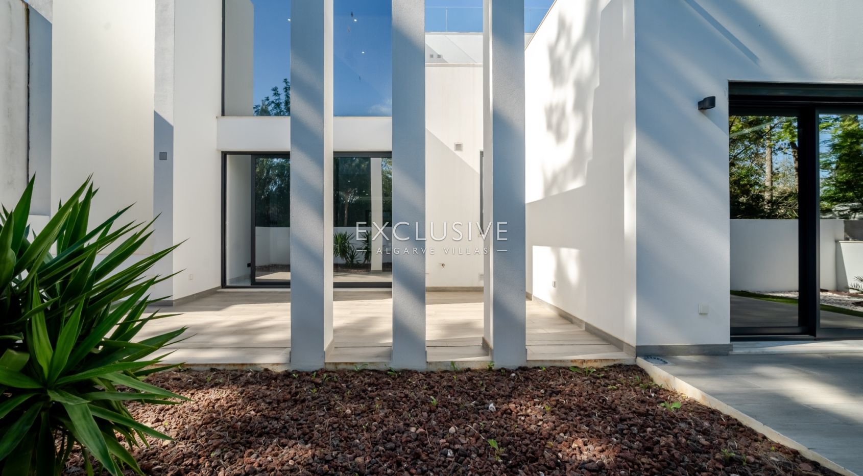 Comprar uma moradia nova 3+1 moderna numa zona muito procurada em Vilamoura