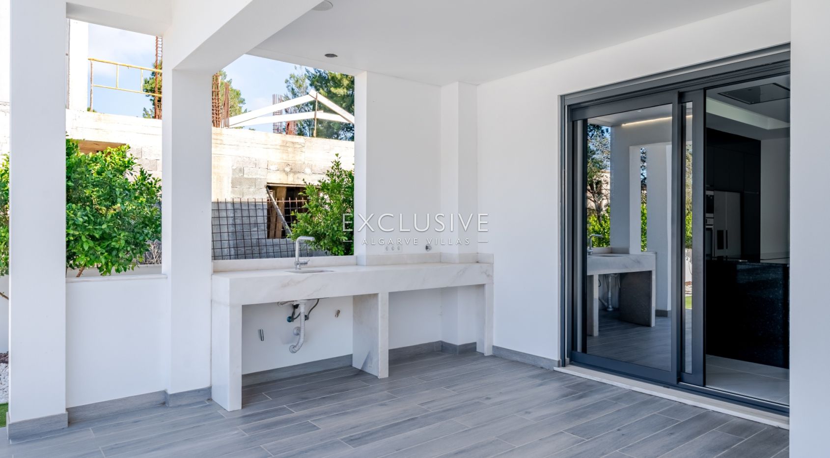 Comprar uma moradia nova 3+1 moderna numa zona muito procurada em Vilamoura