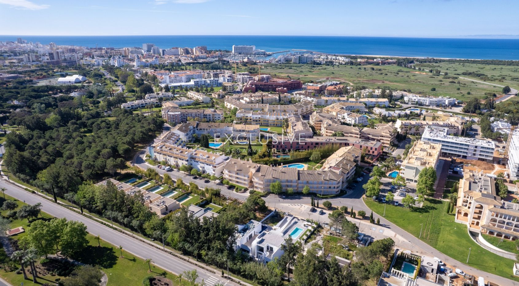 Comprar uma moradia nova 3+1 moderna numa zona muito procurada em Vilamoura