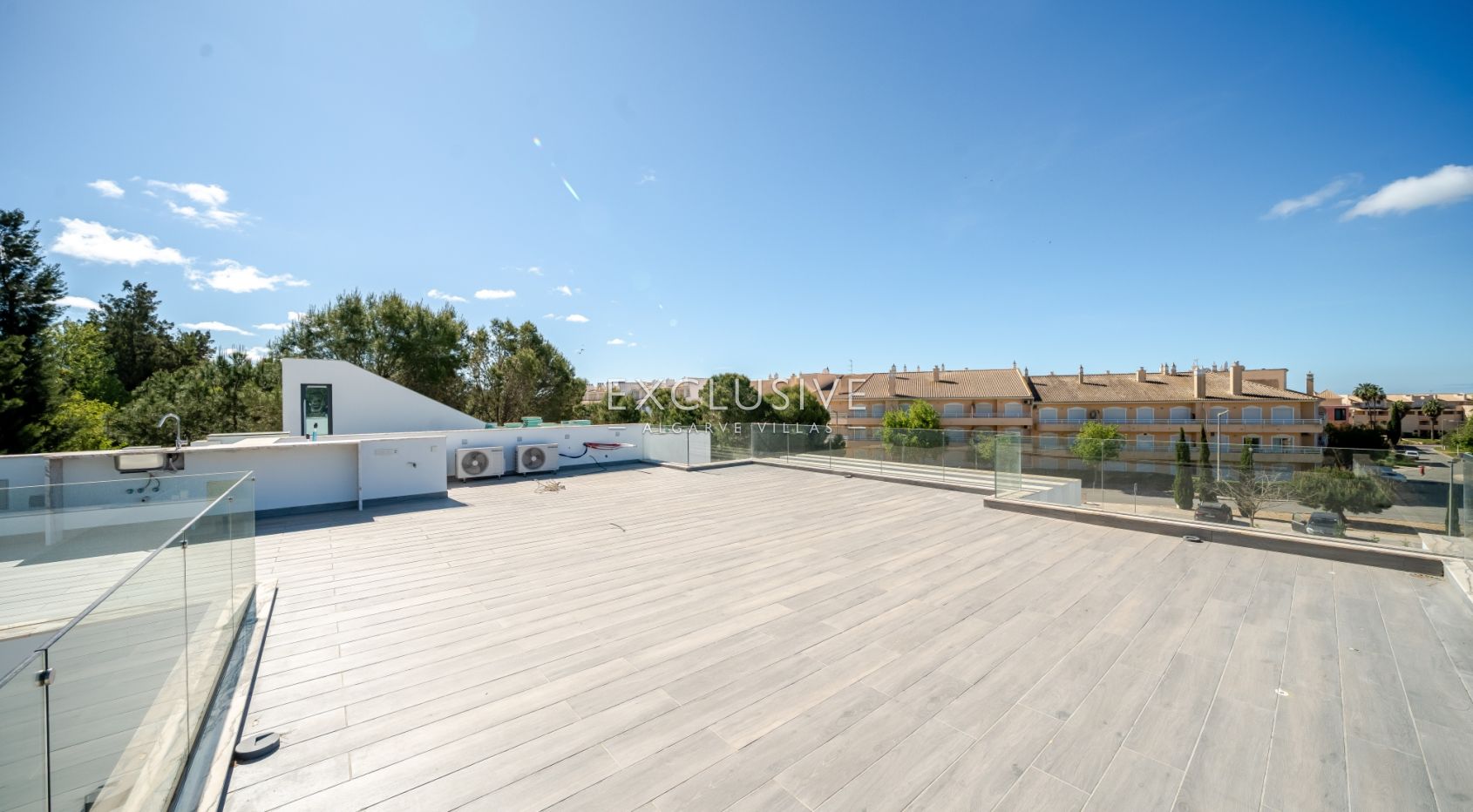 Comprar uma moradia nova 3+1 moderna numa zona muito procurada em Vilamoura