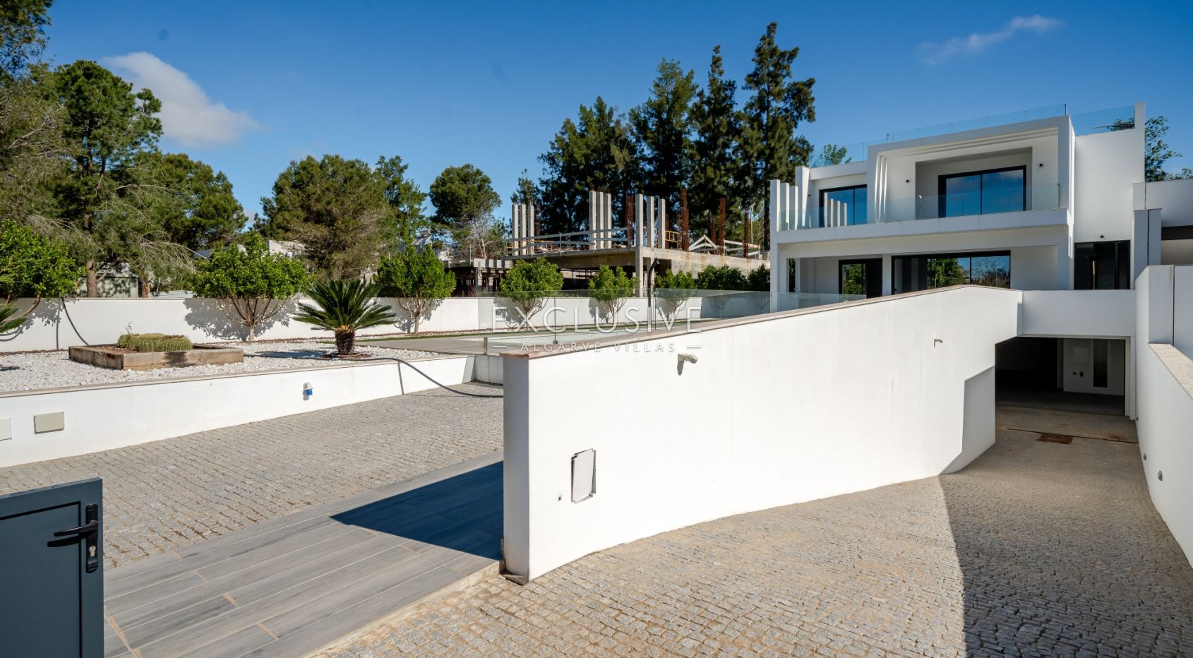 Comprar uma moradia nova 3+1 moderna numa zona muito procurada em Vilamoura