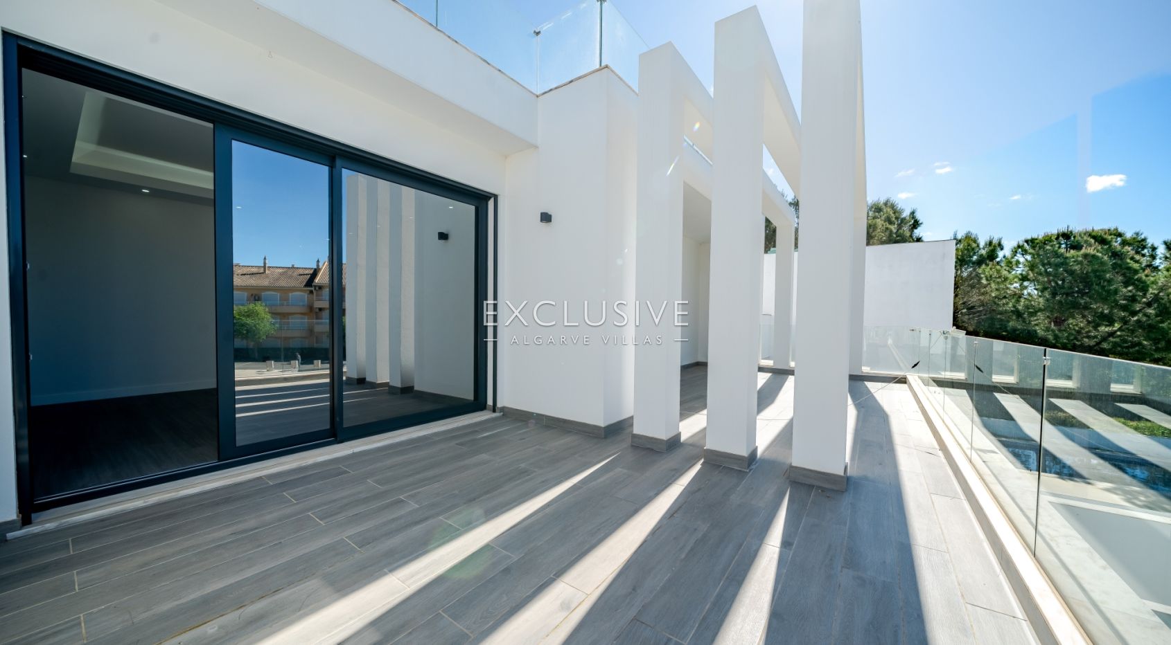 Comprar uma moradia nova 3+1 moderna numa zona muito procurada em Vilamoura