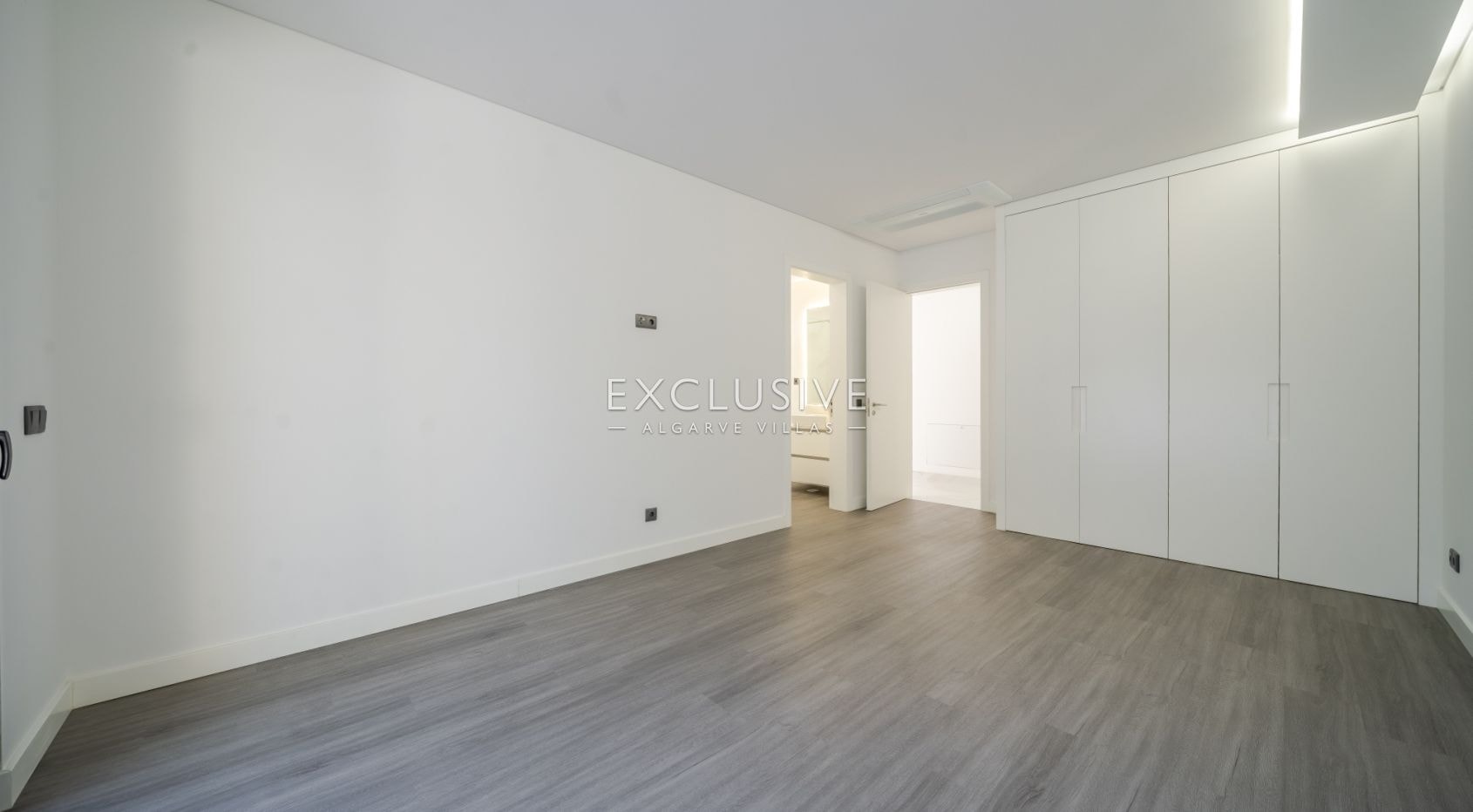 Comprar uma moradia nova 3+1 moderna numa zona muito procurada em Vilamoura