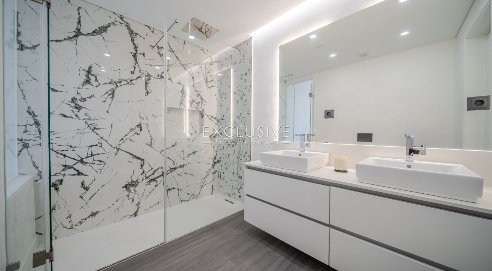 Comprar uma moradia nova 3+1 moderna numa zona muito procurada em Vilamoura