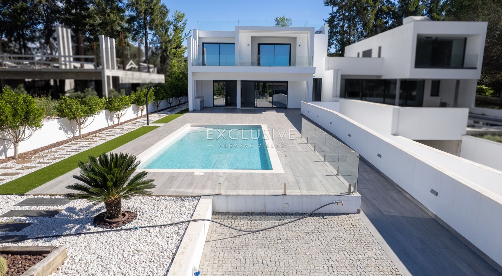Comprar uma moradia nova 3+1 moderna numa zona muito procurada em Vilamoura