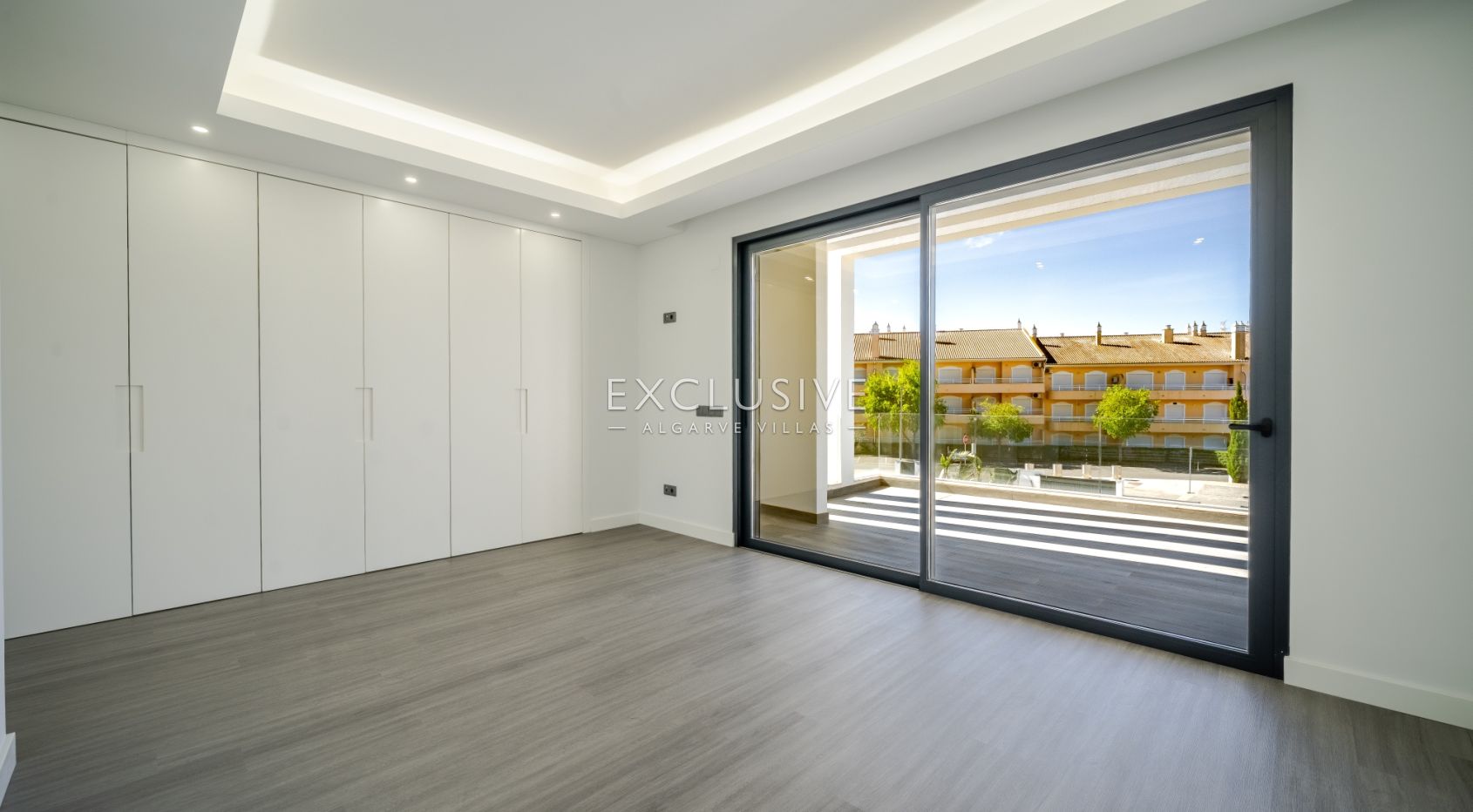 Comprar uma moradia nova 3+1 moderna numa zona muito procurada em Vilamoura