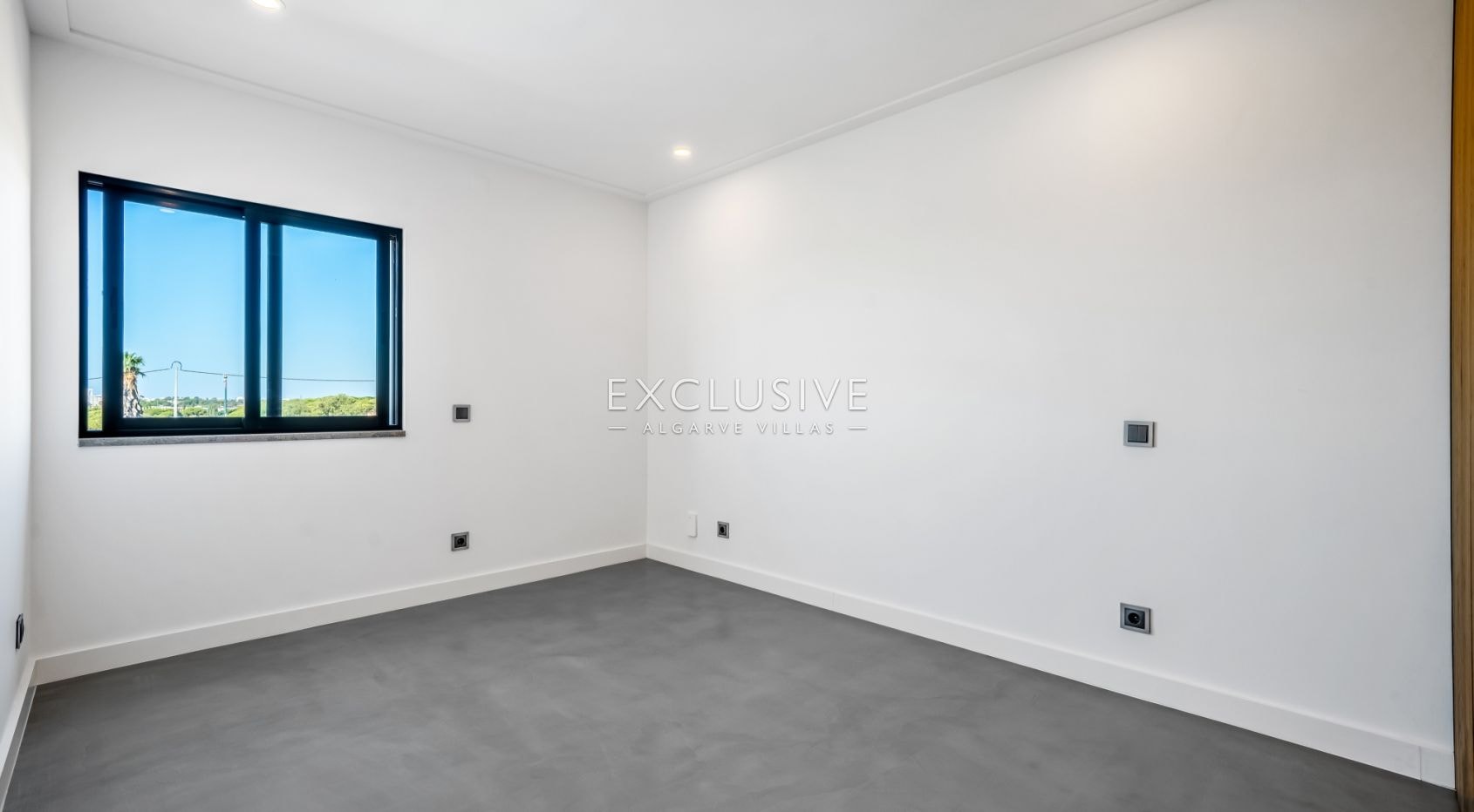 7 bedroom modern villa near Quarteira Beach, Algarve