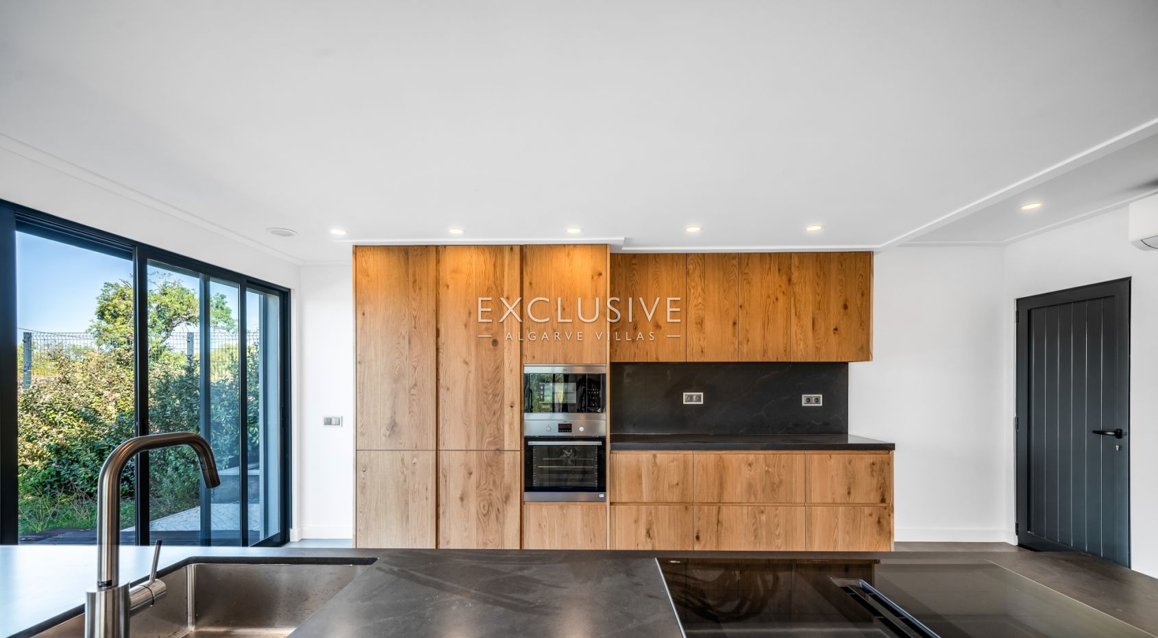 7 bedroom modern villa near Quarteira Beach, Algarve