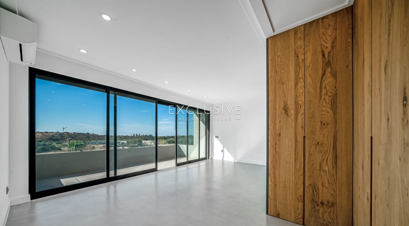 7 bedroom modern villa near Quarteira Beach, Algarve