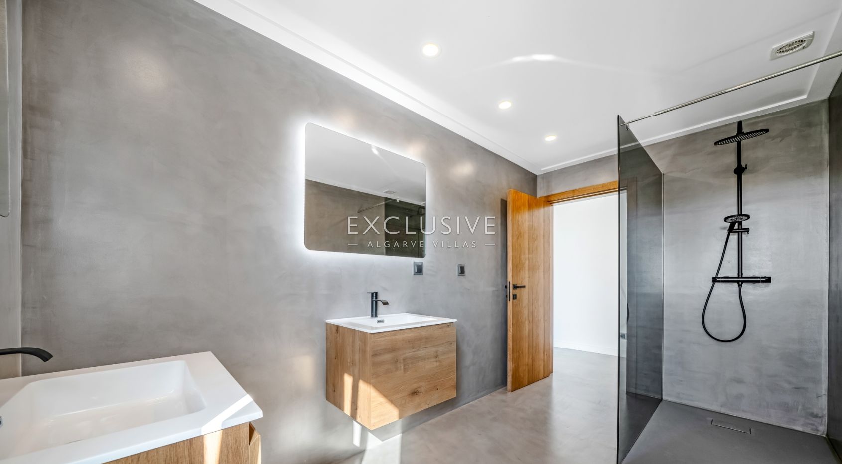 7 bedroom modern villa near Quarteira Beach, Algarve