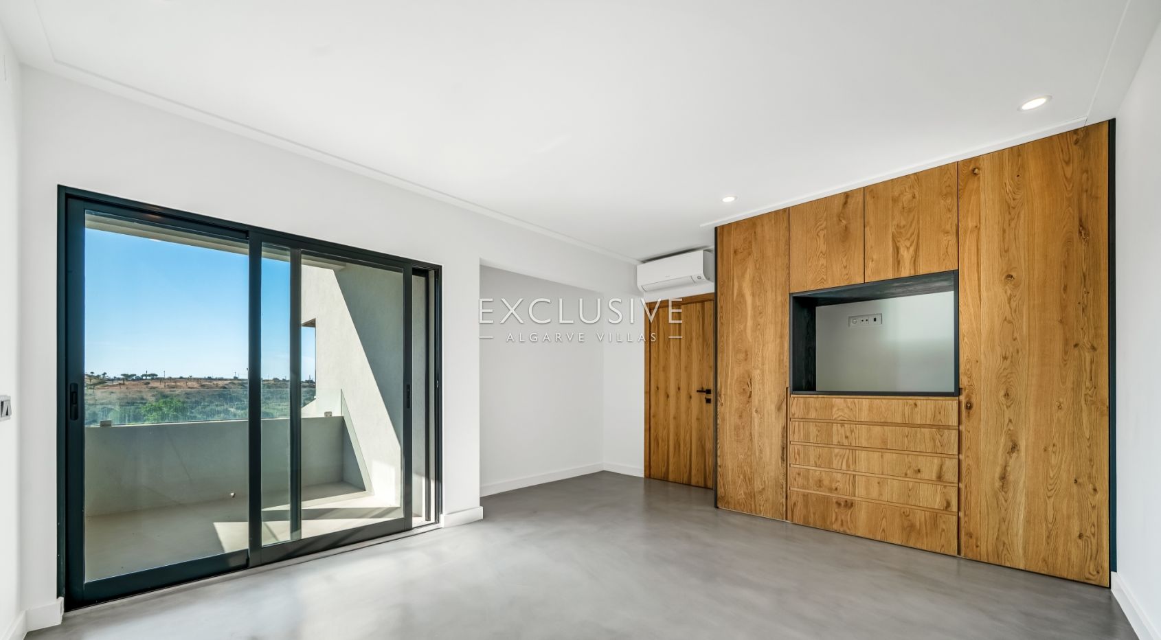 7 bedroom modern villa near Quarteira Beach, Algarve