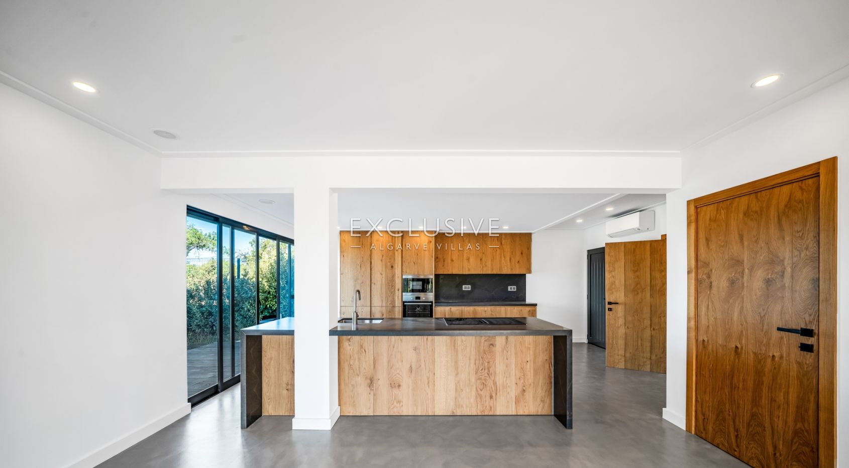 7 bedroom modern villa near Quarteira Beach, Algarve