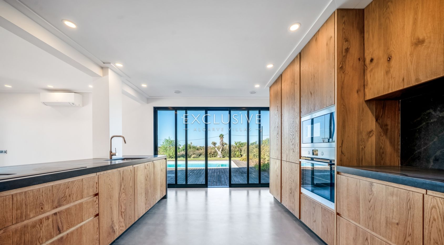 7 bedroom modern villa near Quarteira Beach, Algarve