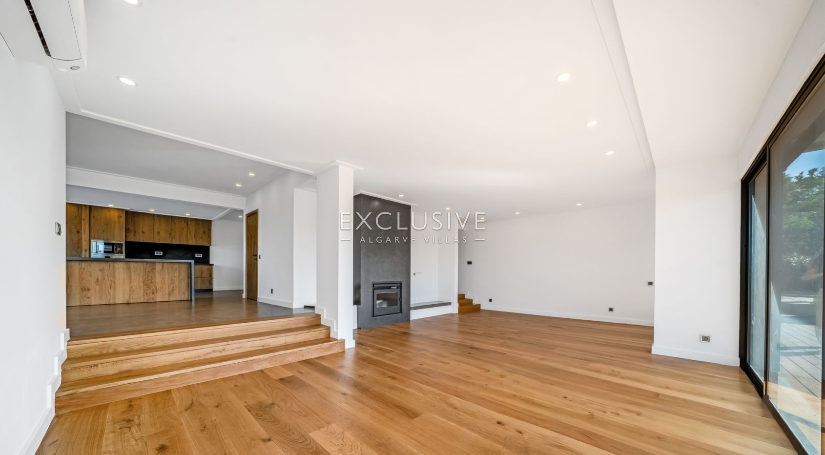 7 bedroom modern villa near Quarteira Beach, Algarve