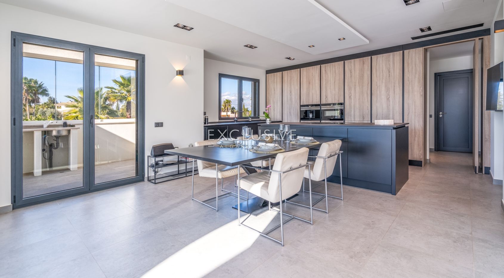 Contemporary 4 bedroom villa with pool in Carvoeiro, Algarve