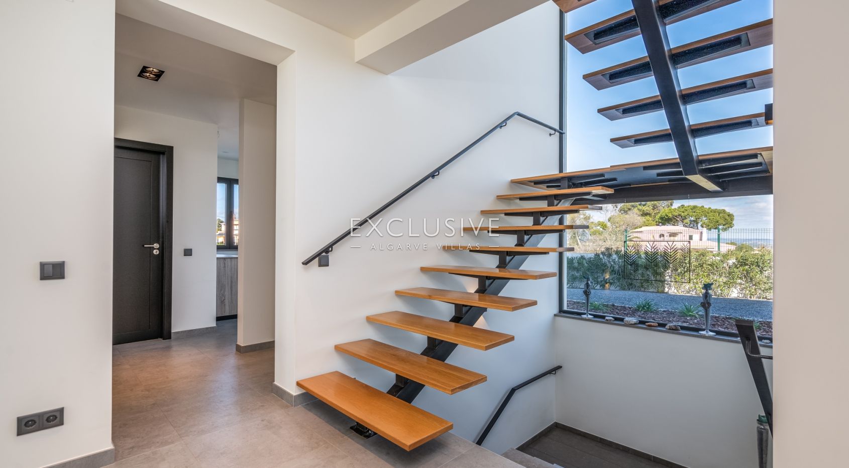 Contemporary 4 bedroom villa with pool in Carvoeiro, Algarve