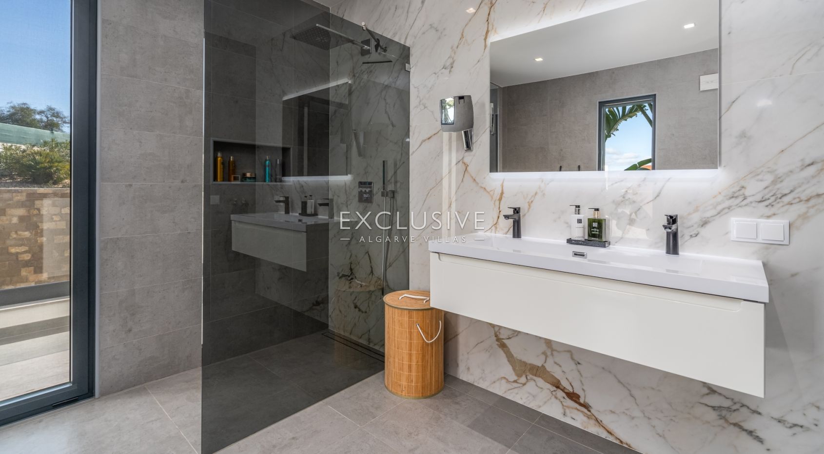 Contemporary 4 bedroom villa with pool in Carvoeiro, Algarve