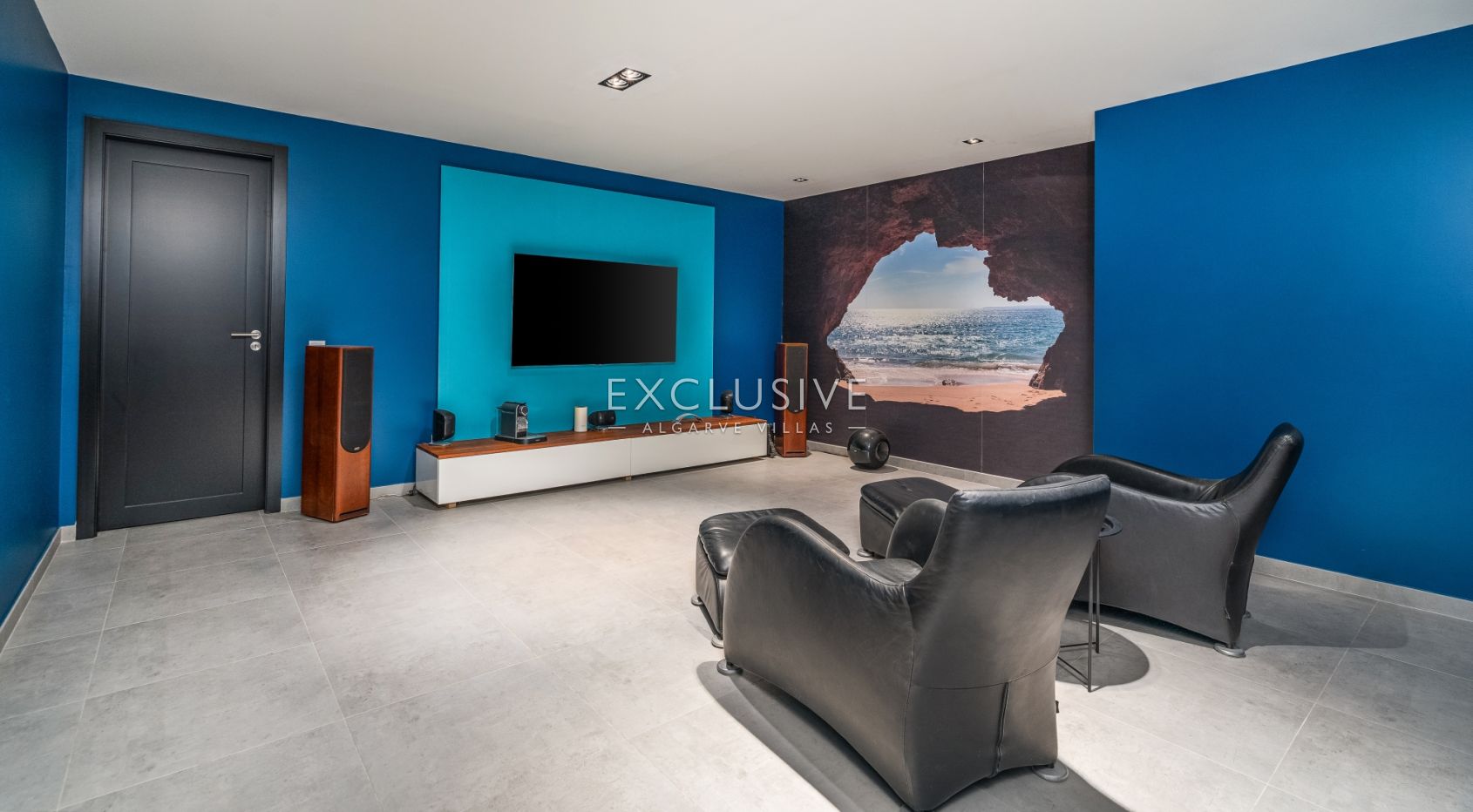 Contemporary 4 bedroom villa with pool in Carvoeiro, Algarve