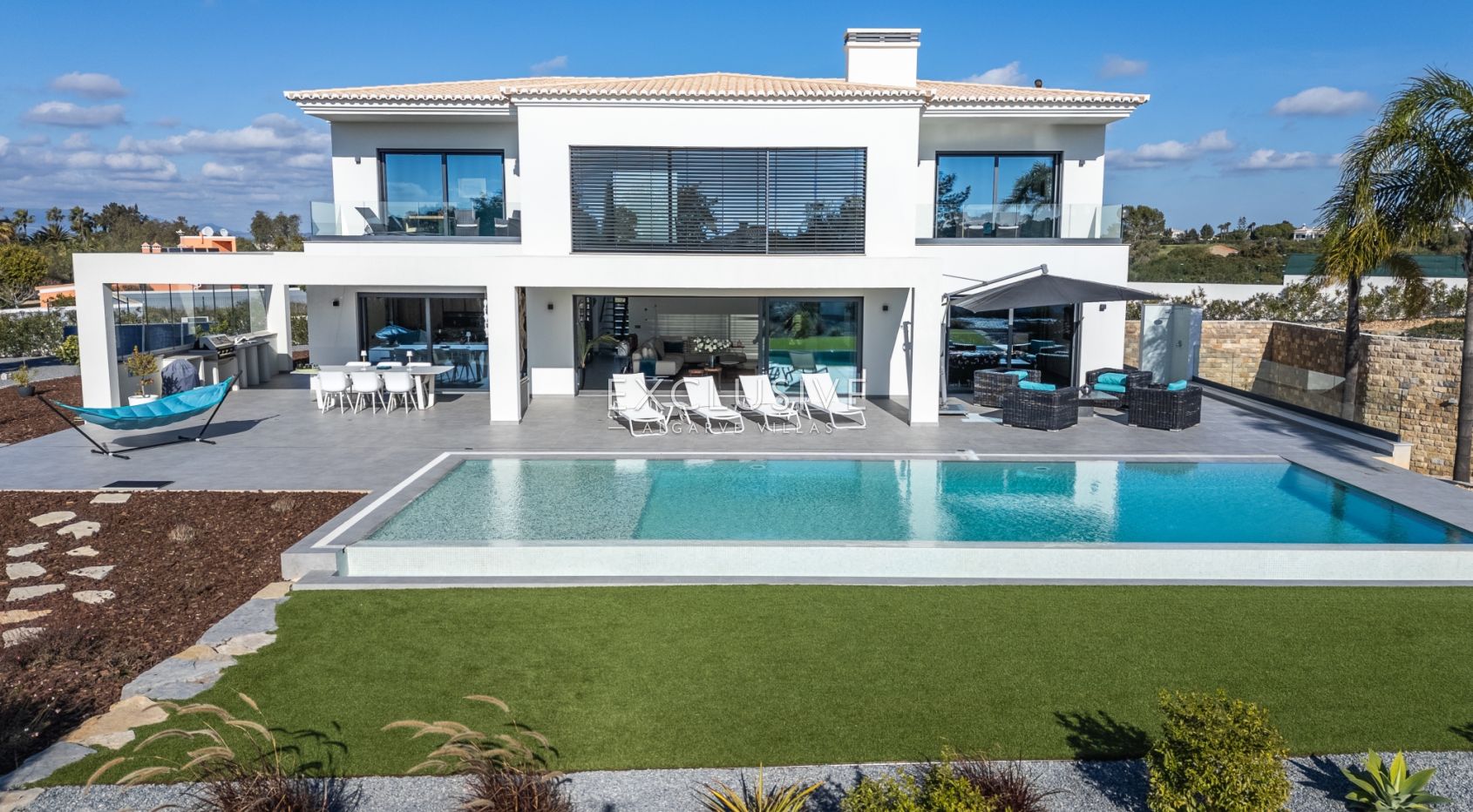 Contemporary 4 bedroom villa with pool in Carvoeiro, Algarve