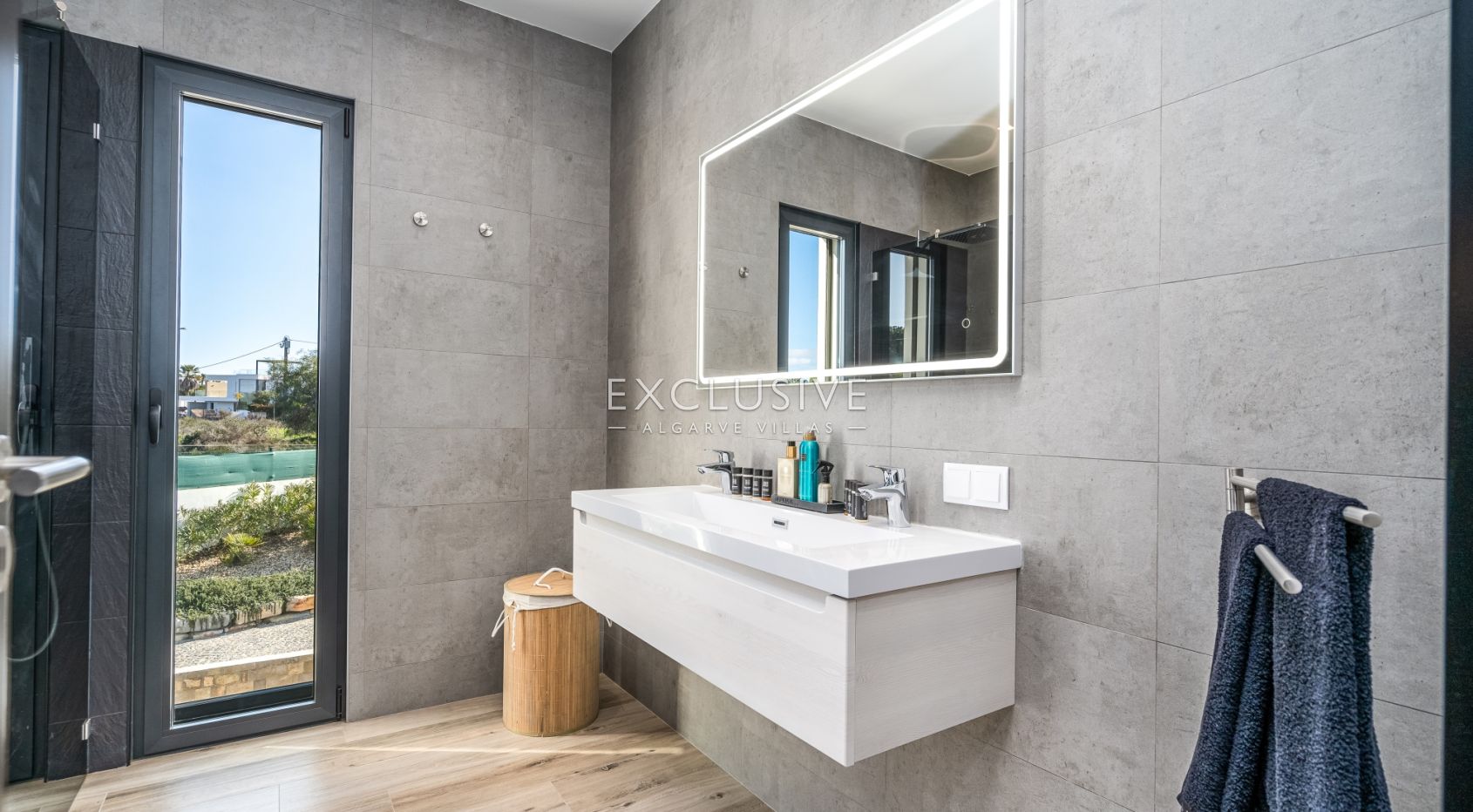 Contemporary 4 bedroom villa with pool in Carvoeiro, Algarve