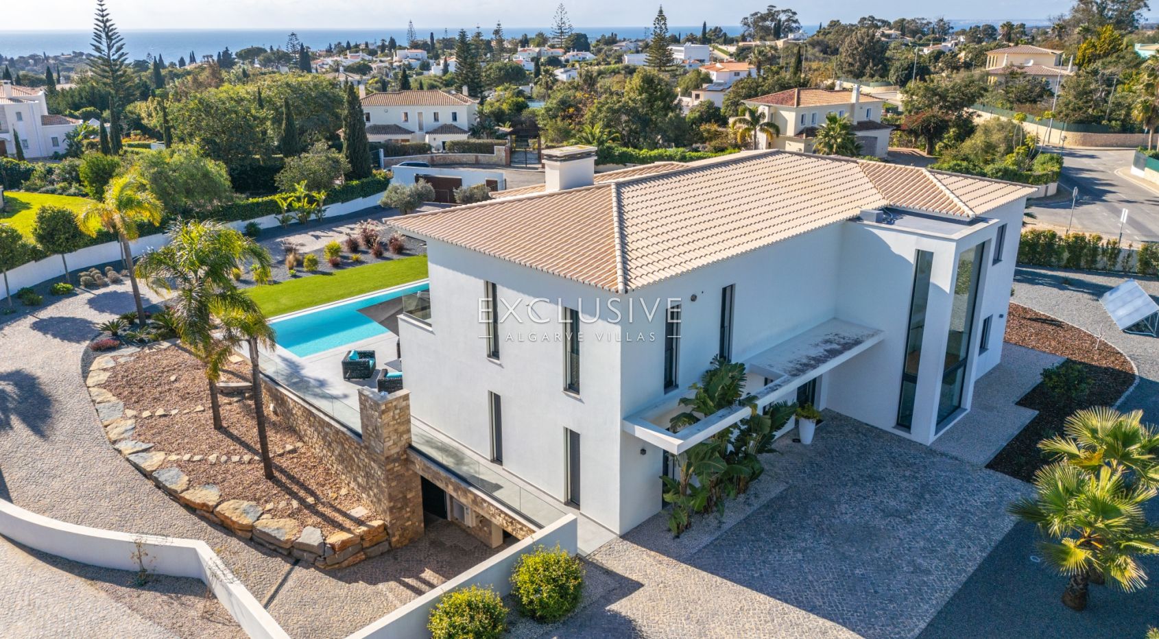 Contemporary 4 bedroom villa with pool in Carvoeiro, Algarve