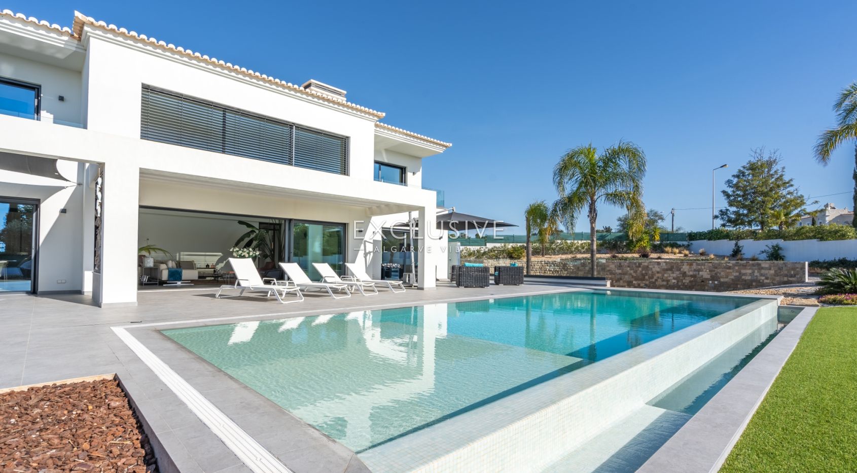 Contemporary 4 bedroom villa with pool in Carvoeiro, Algarve