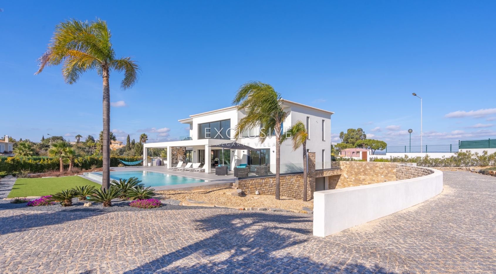 Contemporary 4 bedroom villa with pool in Carvoeiro, Algarve