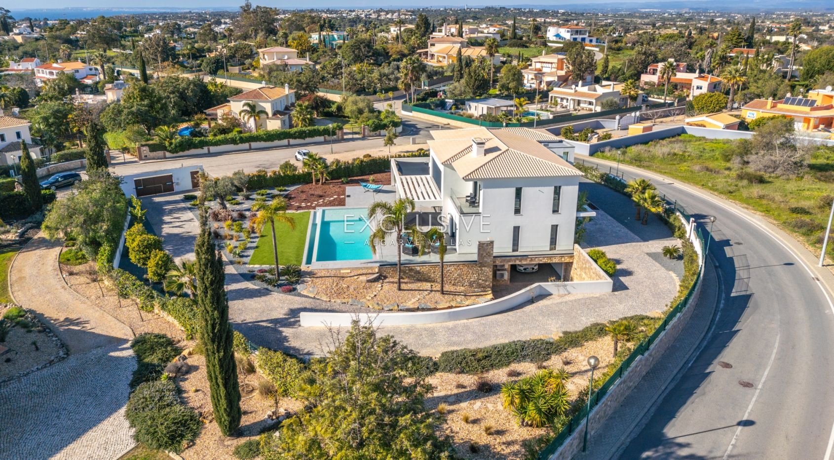 Contemporary 4 bedroom villa with pool in Carvoeiro, Algarve