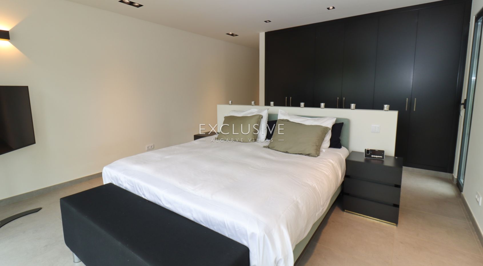 Contemporary 4 bedroom villa with pool in Carvoeiro, Algarve