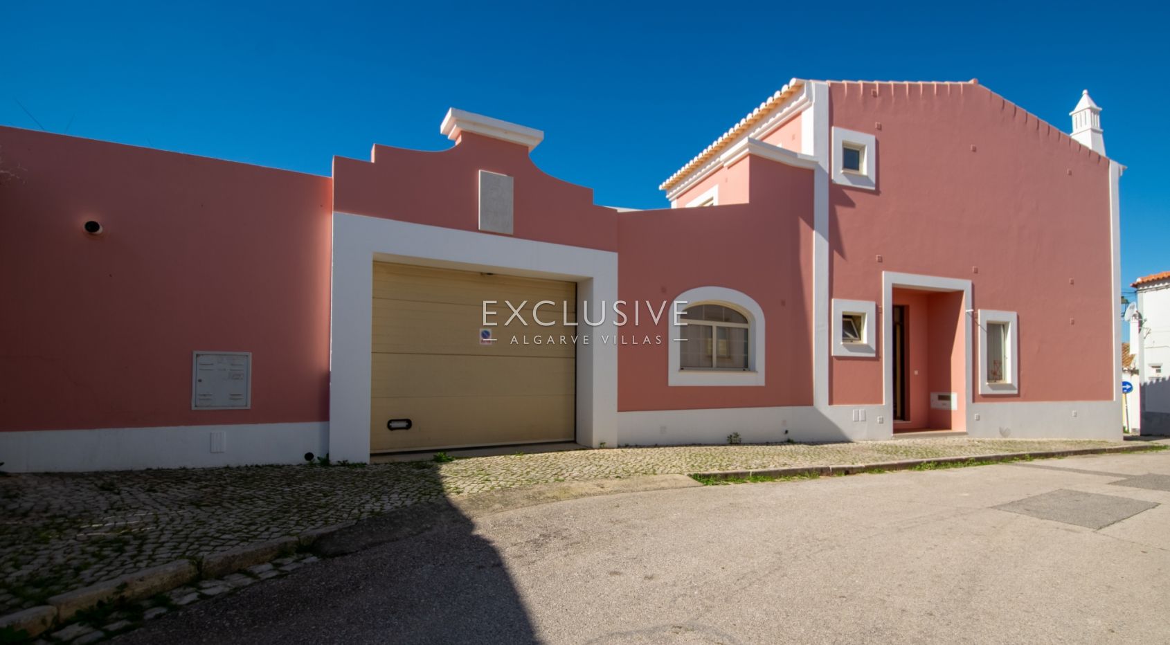 Charmantes Stadthaus mit 4 Schlafzimmern und Pool in dem ruhigen Dorf Estombar, Algarve