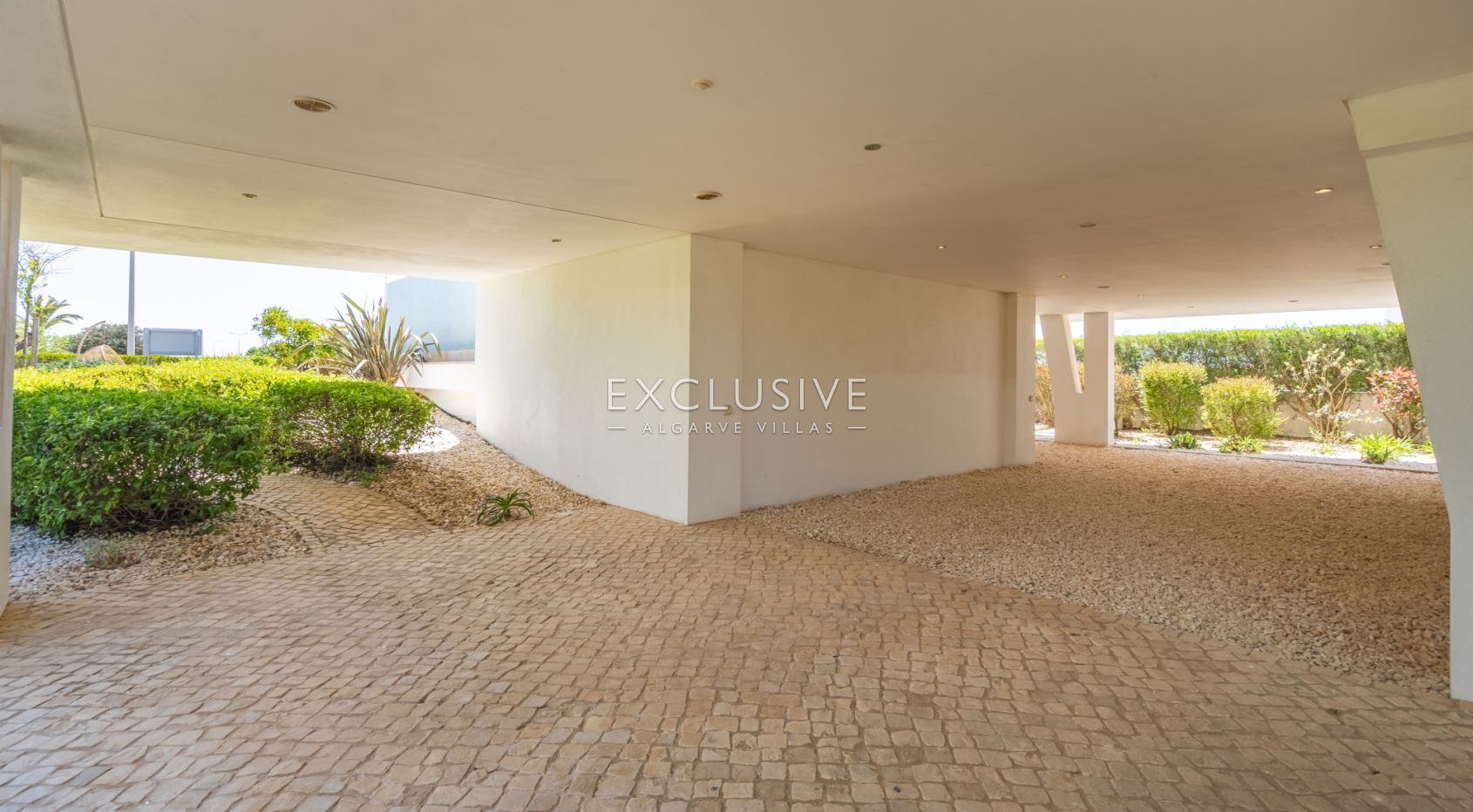 Contemporary Villa with fabulous Sea Views, Walking Distance to Beaches and Historic Centre