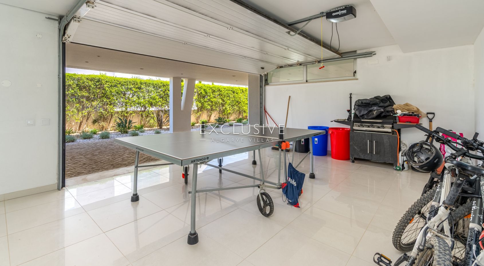 Contemporary Villa with fabulous Sea Views, Walking Distance to Beaches and Historic Centre