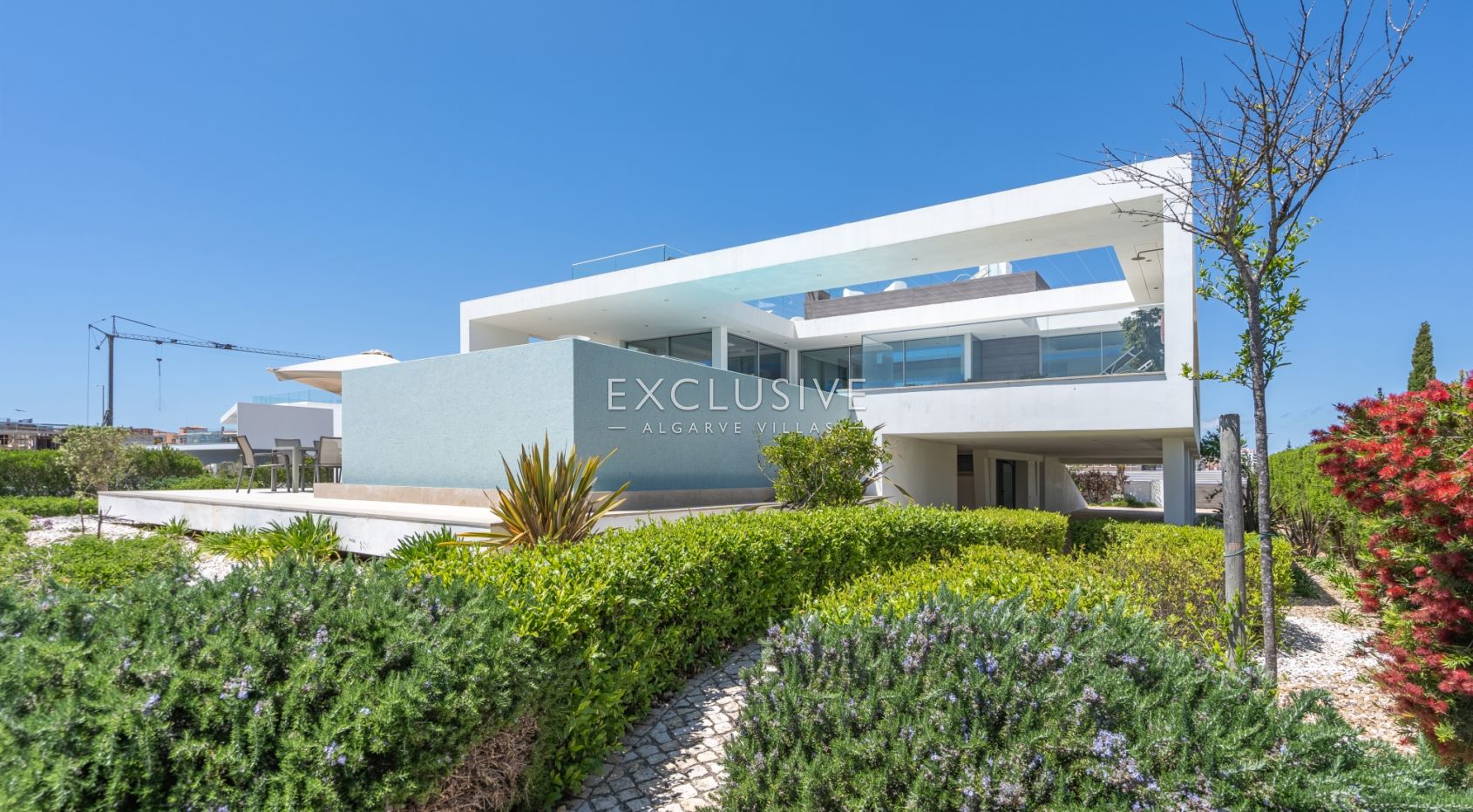 Contemporary Villa with fabulous Sea Views, Walking Distance to Beaches and Historic Centre