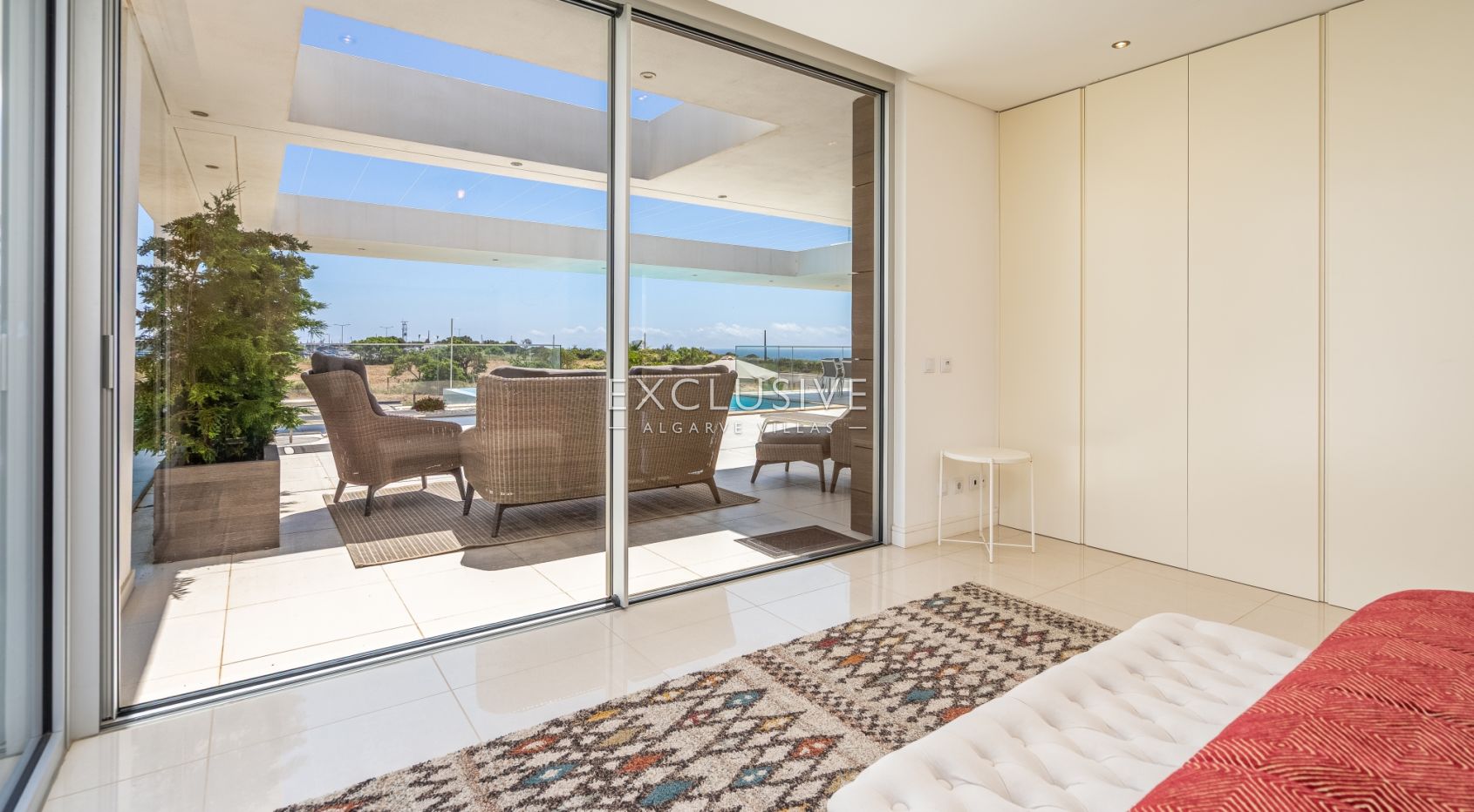 Contemporary Villa with fabulous Sea Views, Walking Distance to Beaches and Historic Centre