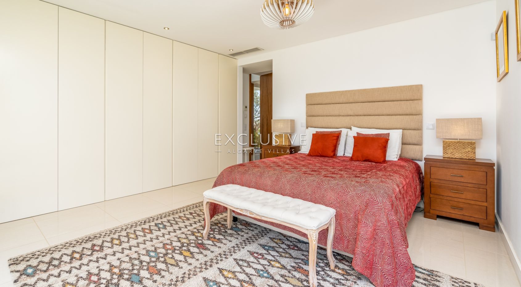 Contemporary Villa with fabulous Sea Views, Walking Distance to Beaches and Historic Centre