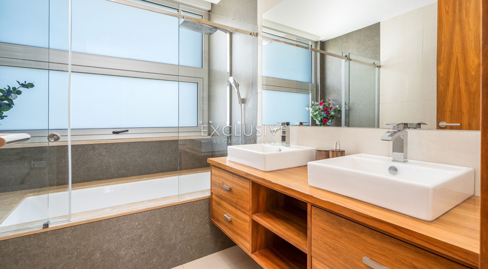 Contemporary Villa with fabulous Sea Views, Walking Distance to Beaches and Historic Centre