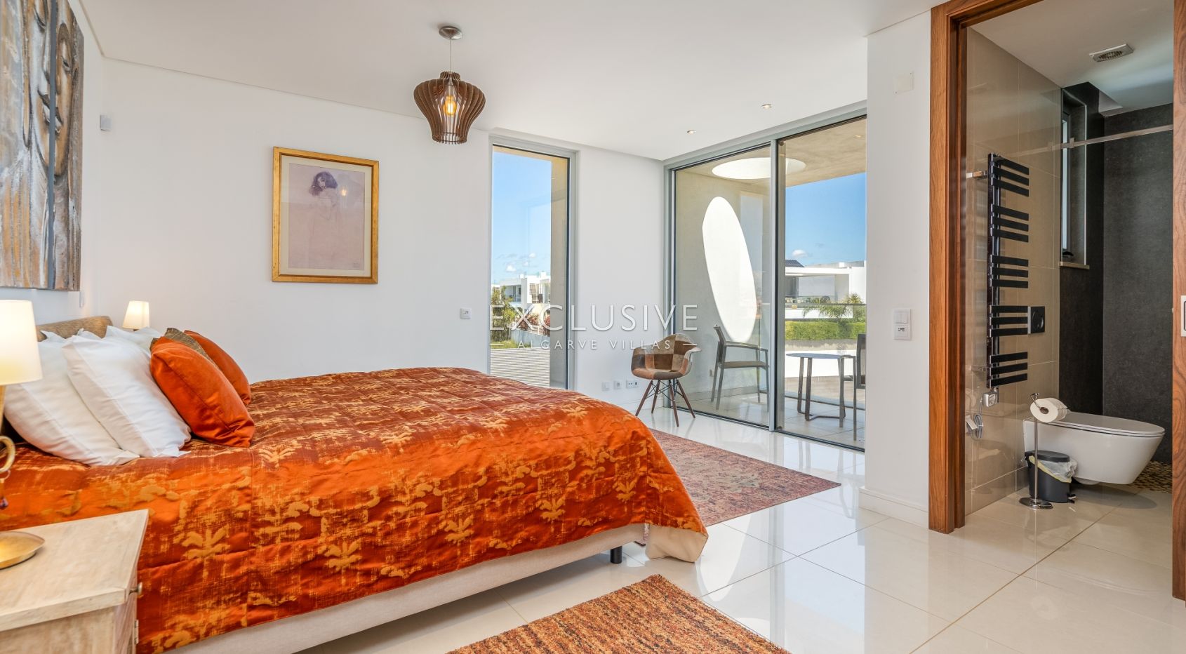 Contemporary Villa with fabulous Sea Views, Walking Distance to Beaches and Historic Centre